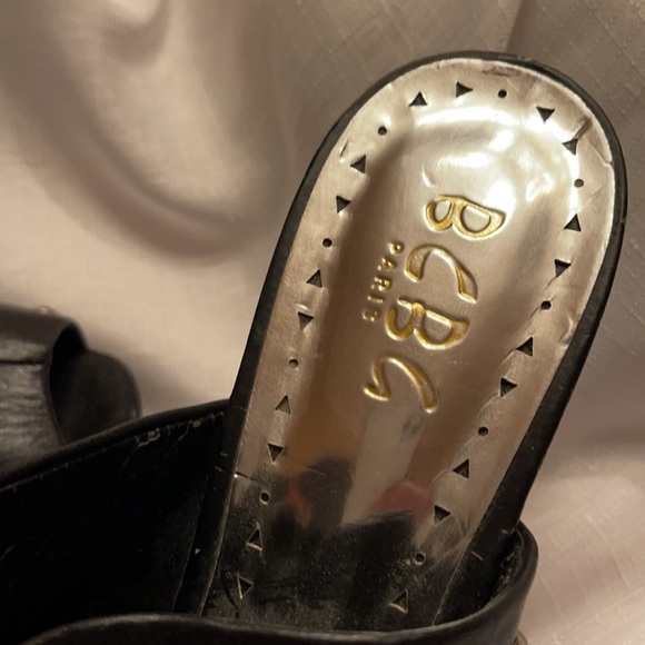 BCBG black leather size 7B mule with silver buttons - Picture 3 of 7